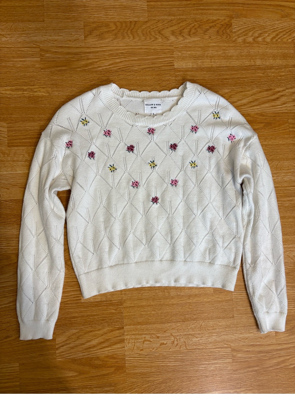 Willow & Wind White Floral Embroidered Crewneck Sweater